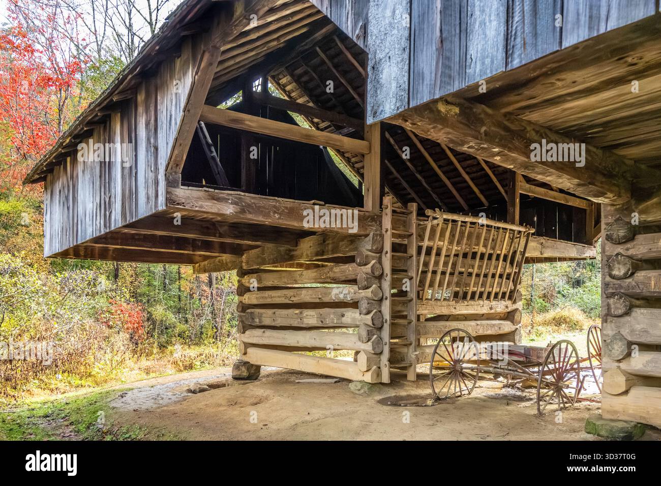 Fienile e carro a due sbalzi di Tipton a Cades Cove nel Great Smoky Mountains National Park vicino a Townsend, Tennessee. (USA) Foto Stock