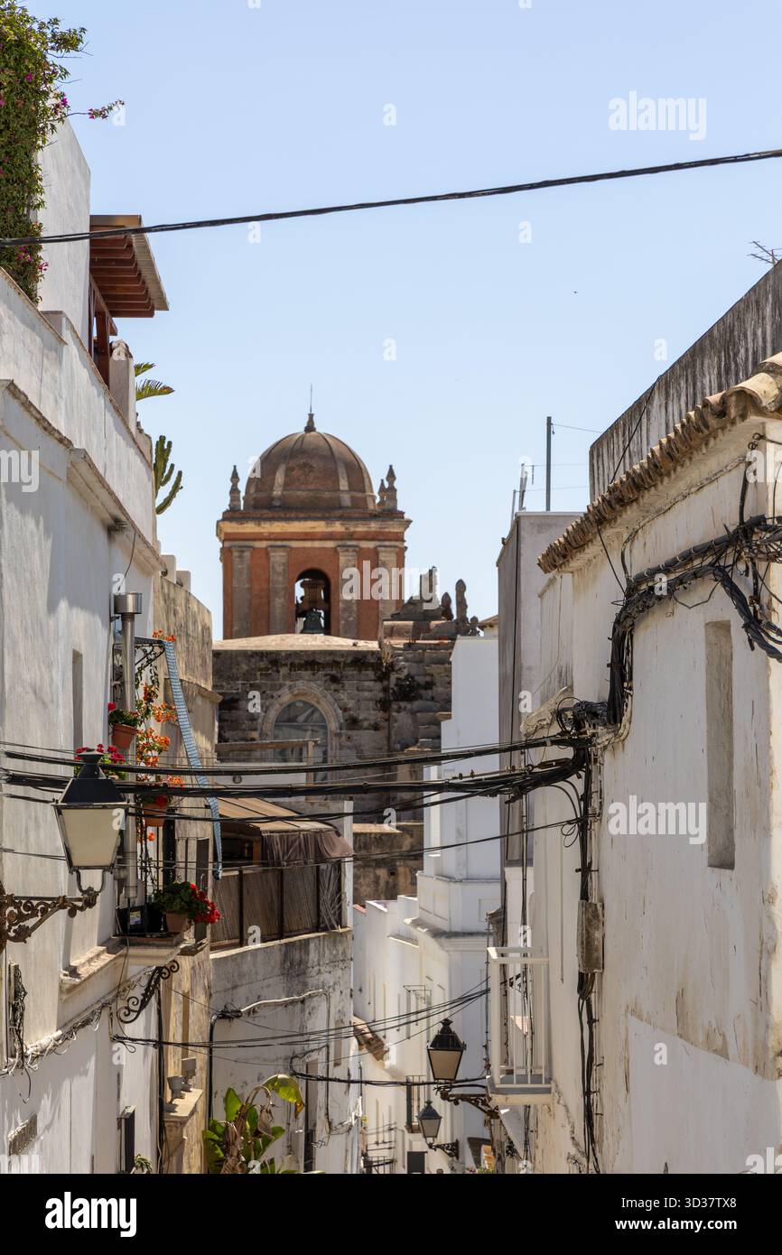 Città, strade e vicoli stretti, meravigliosa vita cittadina in una città mediterranea. Tarifa, Costa de la Luz, Cdiz, Andalusia, Spagna Foto Stock