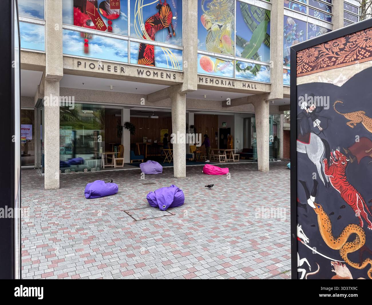 Pioneer Womens Memorial Hall, Auckland, nuova Zelanda. L'edificio presenta un'entrata con colonne di cemento, pannelli di finestre artistici e una cupola pavimentata Foto Stock
