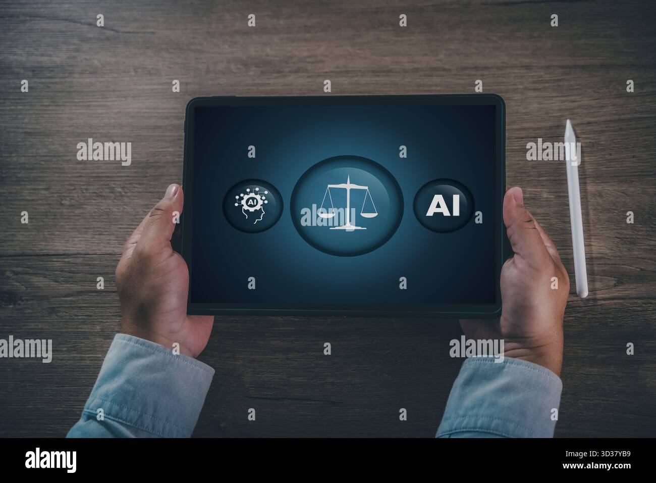Le politiche etiche ai volte a ridurre la scala dell'etica e della giustizia dell'intelligenza artificiale sui tablet digitali prevedono l'applicazione delle leggi Foto Stock