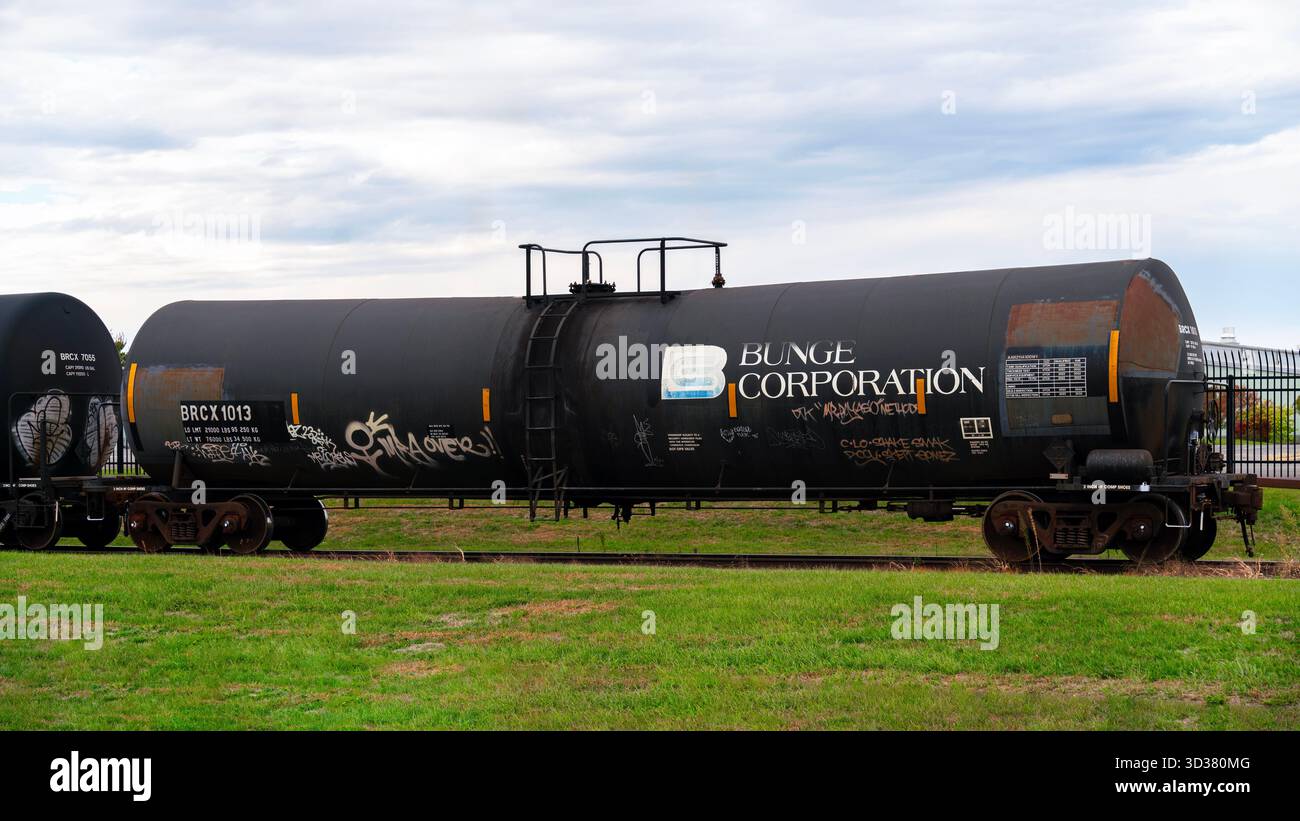 Roma, NY - 12 ottobre 2025: Vista ravvicinata della locomotiva petroliera della Bunge Corporation, Bunge è un'azienda globale per il settore agroalimentare, alimentare, bioenergia e petrolifero Foto Stock