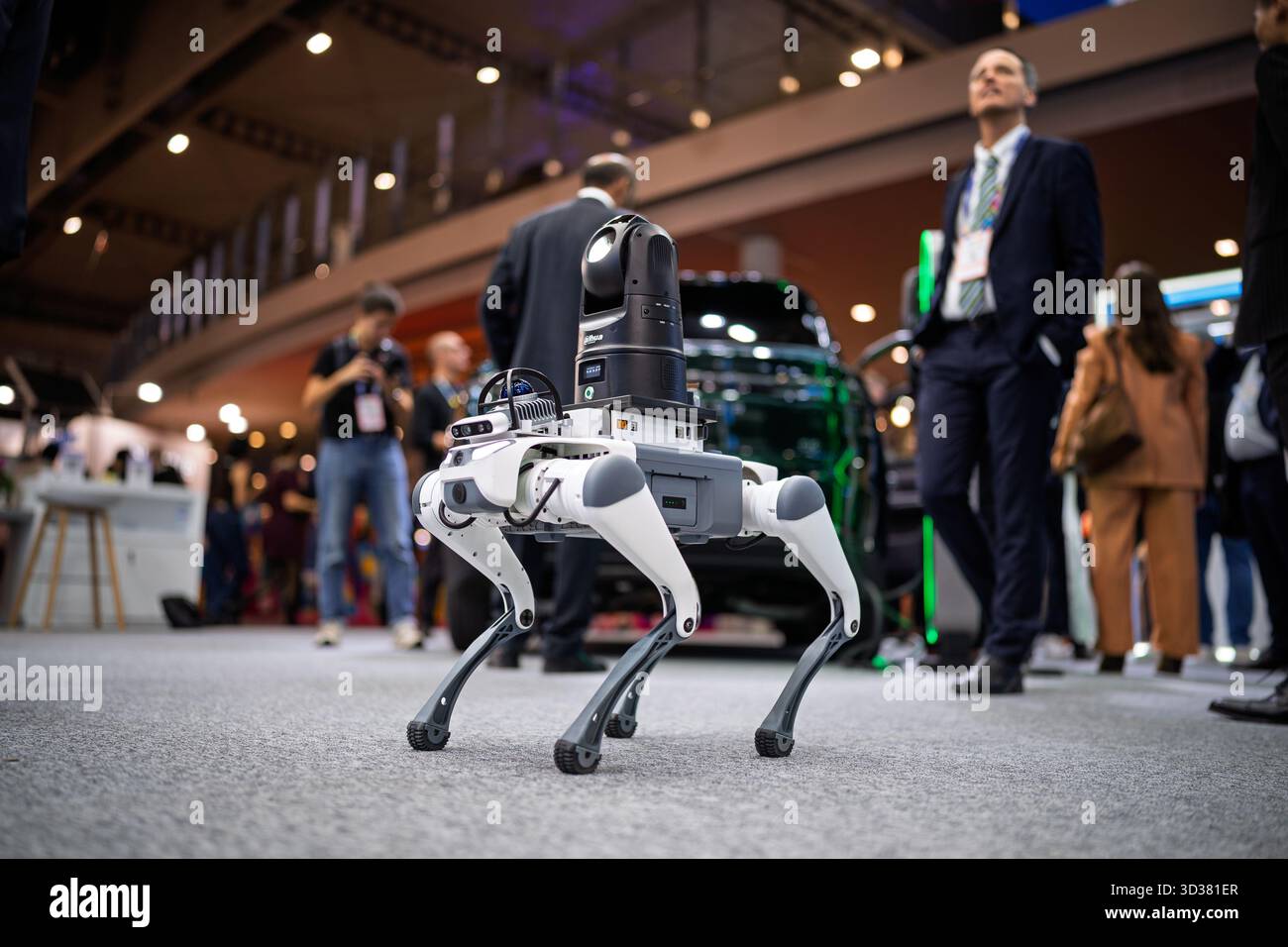 Barcellona, Spagna. 4 novembre 2025. Un cane robotico è stato visto al 2025 Smart City Expo World Congress di Barcellona, Spagna, 4 novembre 2025. L'evento durerà fino al 6 novembre. Crediti: Joan Gosa/Xinhua/Alamy Live News Foto Stock