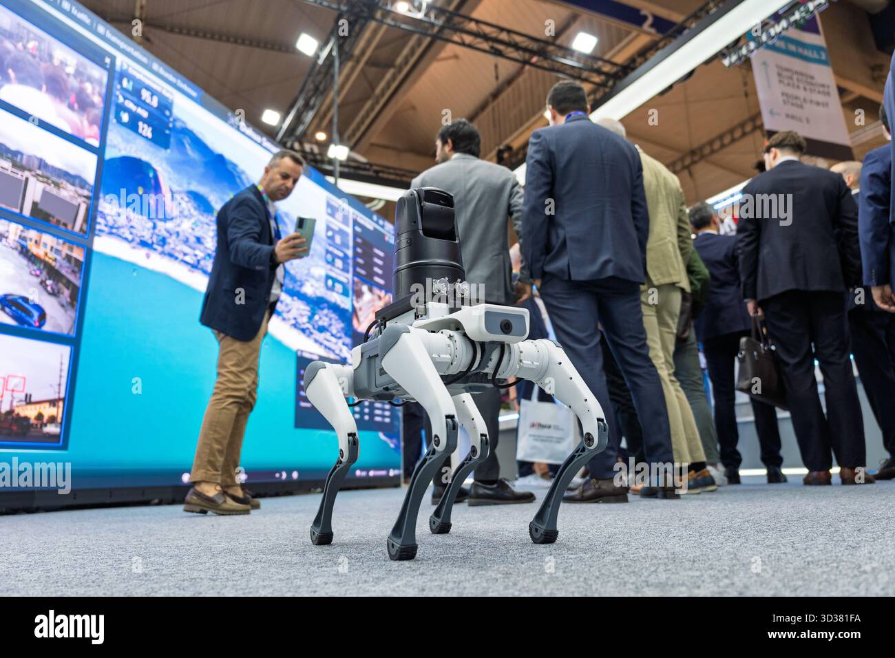 Barcellona, Spagna. 4 novembre 2025. Un cane robotico è stato visto al 2025 Smart City Expo World Congress di Barcellona, Spagna, 4 novembre 2025. L'evento durerà fino al 6 novembre. Crediti: Joan Gosa/Xinhua/Alamy Live News Foto Stock