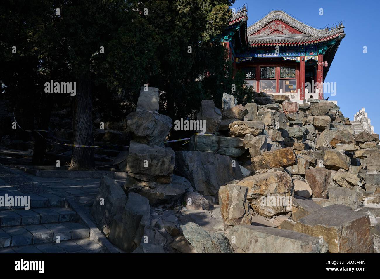 Balaustra in pietra con finiture ornamentali a fuoco netto contro l'acqua e ponte ad arco, composizione selettiva della messa a fuoco che enfatizza l'architettura decorativa Foto Stock