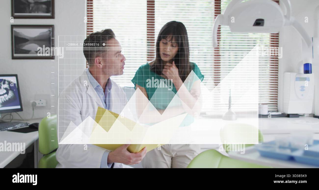 Dentista che indossa un cappotto bianco che discute della muffa dentale con il paziente in clinica, con sedia verde, radiografia Foto Stock