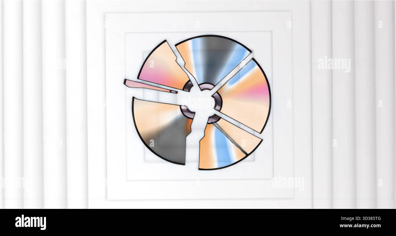 Installazione artistica astratta che mostra frammenti di specchi rotti su pareti scanalate bianche, galleria Foto Stock