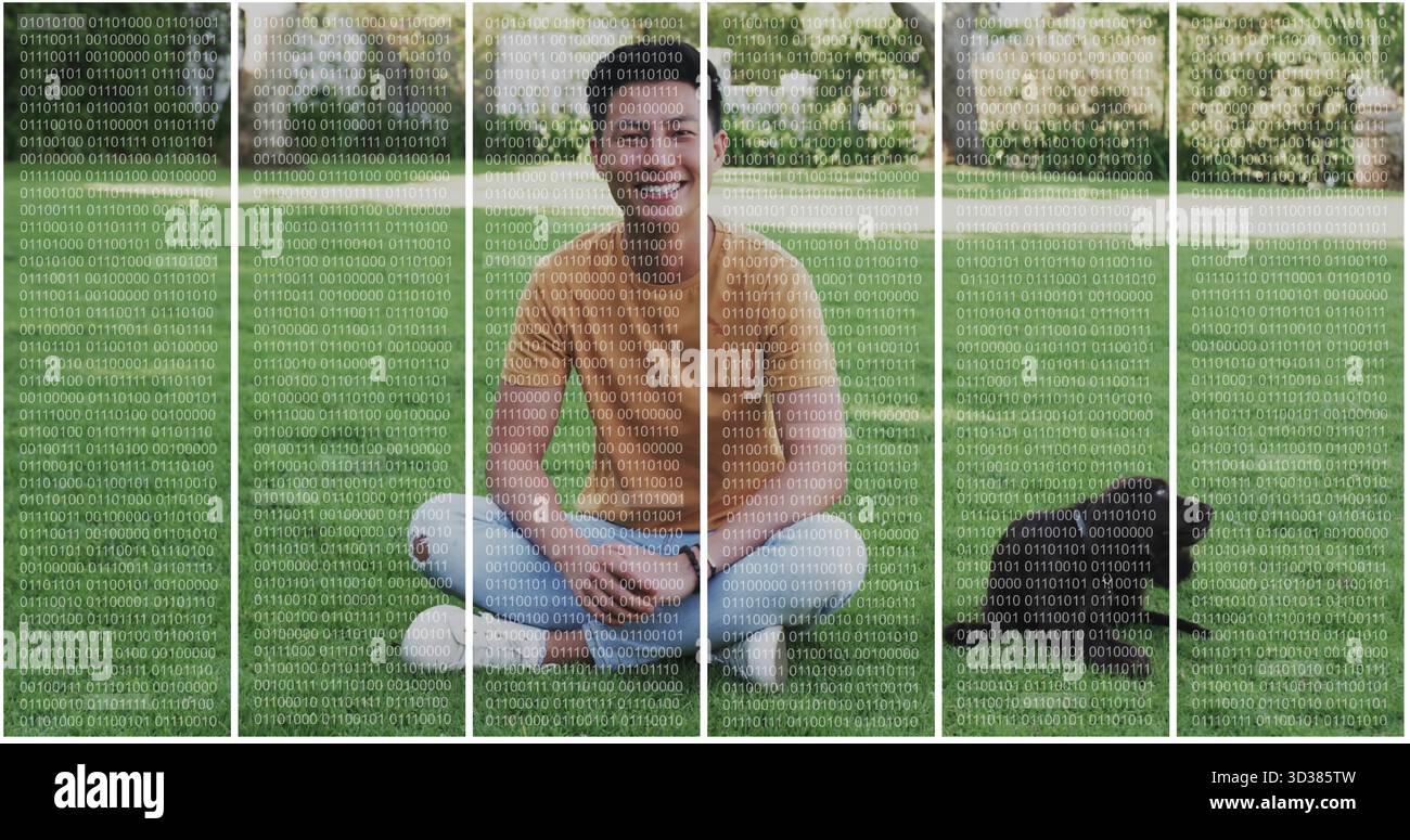 Uomo adulto seduto con t-shirt arancione e jeans in giardino, con smartphone, zaino e lampada Foto Stock