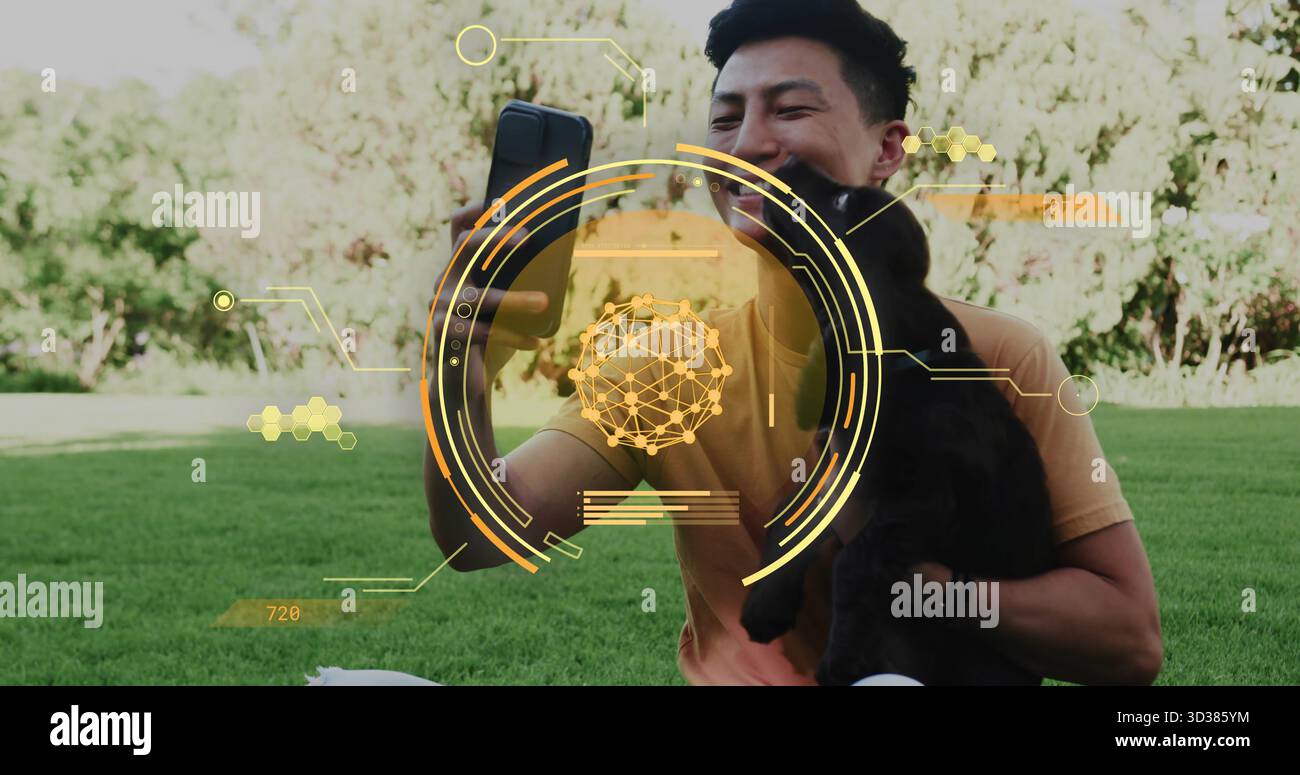 Uomo con T-shirt arancione che scatta selfie con smartphone e gatto nero nel cortile posteriore, mascherina dell'interfaccia Foto Stock