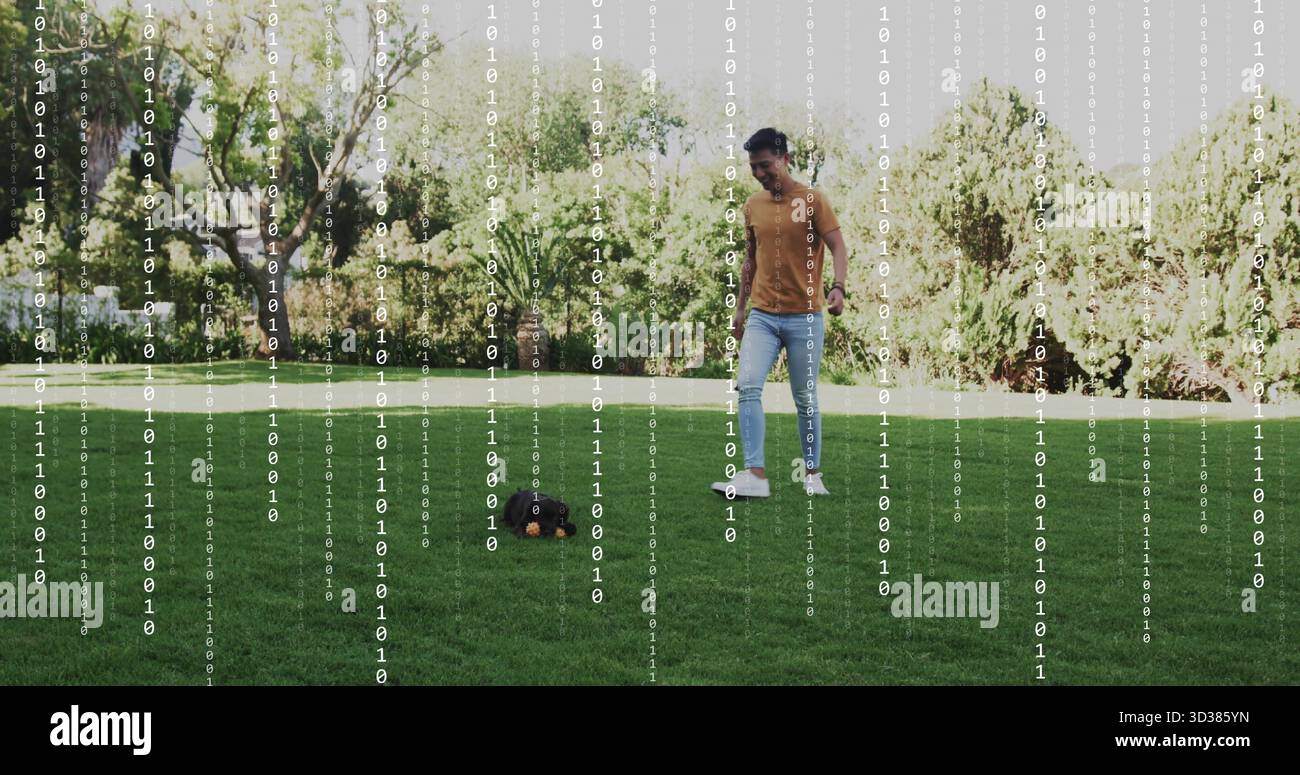 Uomo asiatico in piedi che indossa una maglietta arancione e jeans sul prato del cortile, palla arancione, sovrapposizione dati binari Foto Stock