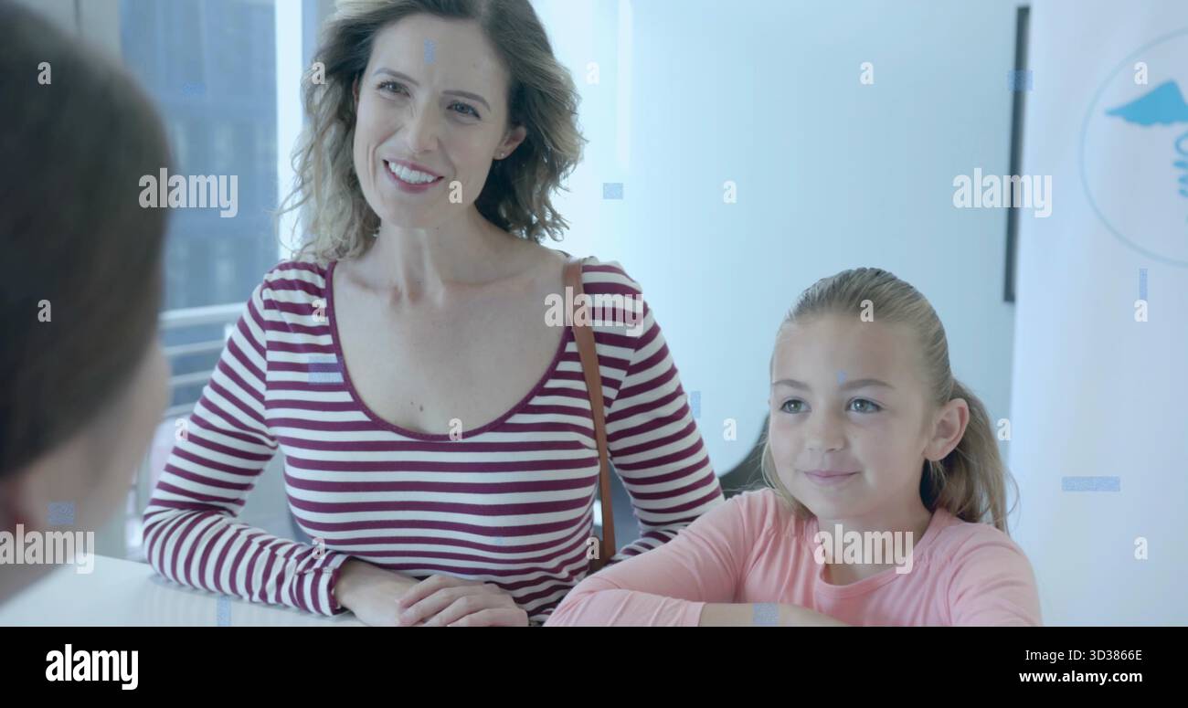 Madre e figlia sedute in attesa al banco della reception della clinica, con tracolla e emblema del caduceo Foto Stock