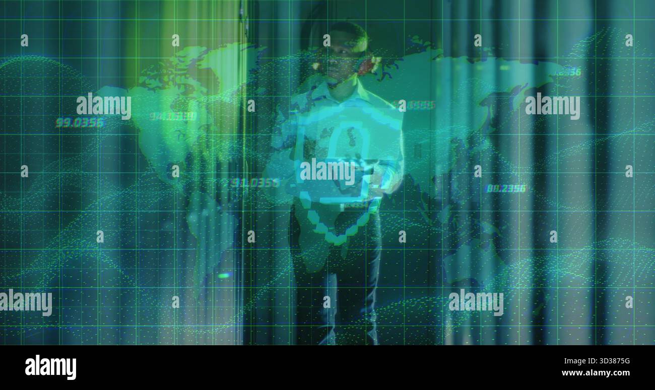 Presentazione di un uomo medio adulto che interagisce con la proiezione olografica delle mappe mondiali nella sala tecnica, dati della griglia Foto Stock