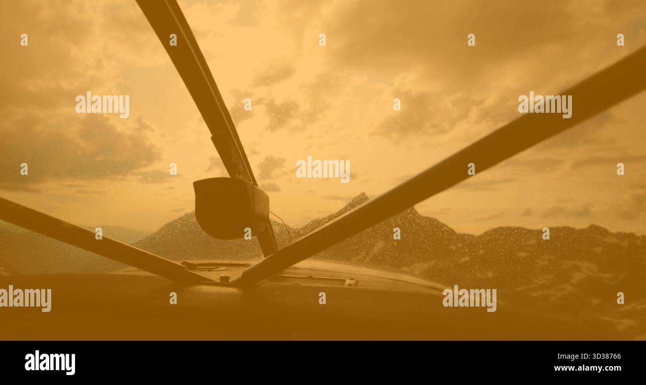 Visualizzazione dei montanti di supporto e della parte superiore del quadro strumenti del cockpit attraverso il parabrezza, con goccioline d'acqua Foto Stock