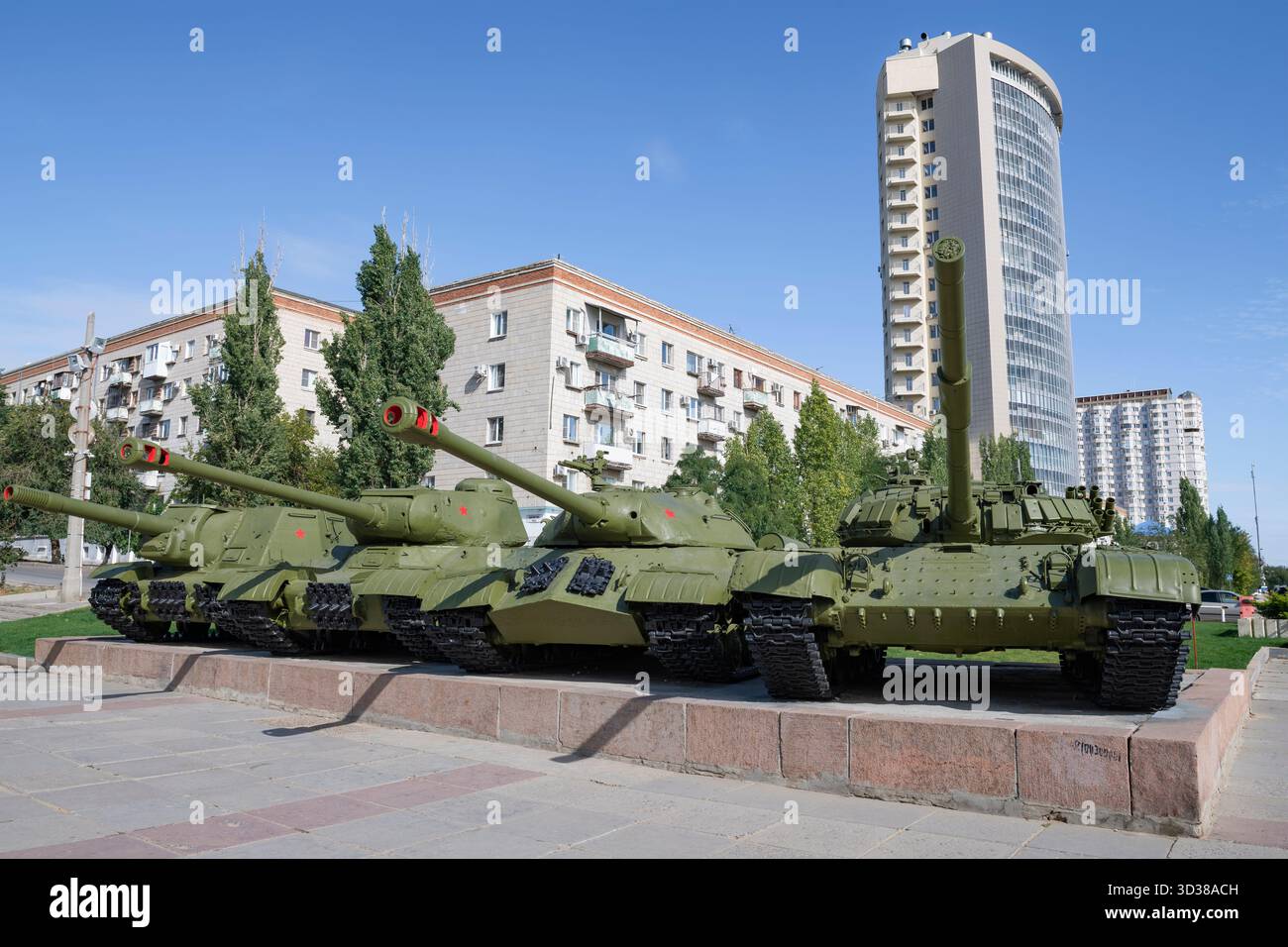 VOLGOGRAD, RUSSIA - 19 SETTEMBRE 2021: Mostra all'aperto di carri armati sovietici alla Battaglia del Museo di Stalingrado in una giornata di sole Foto Stock