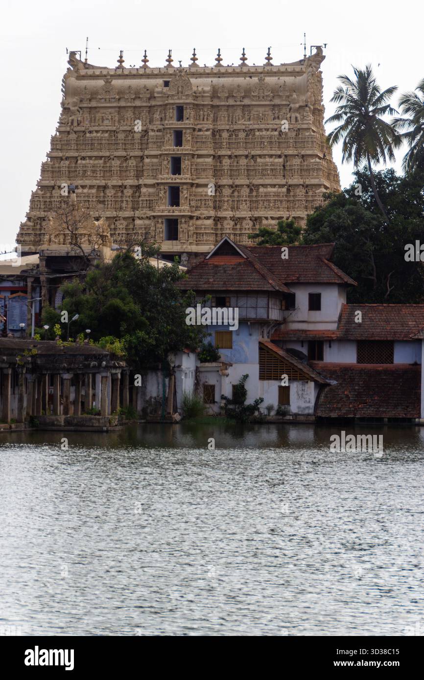 Il Tempio di Padmanabhaswamy sorge sopra le rive dello stagno e le case tradizionali Foto Stock