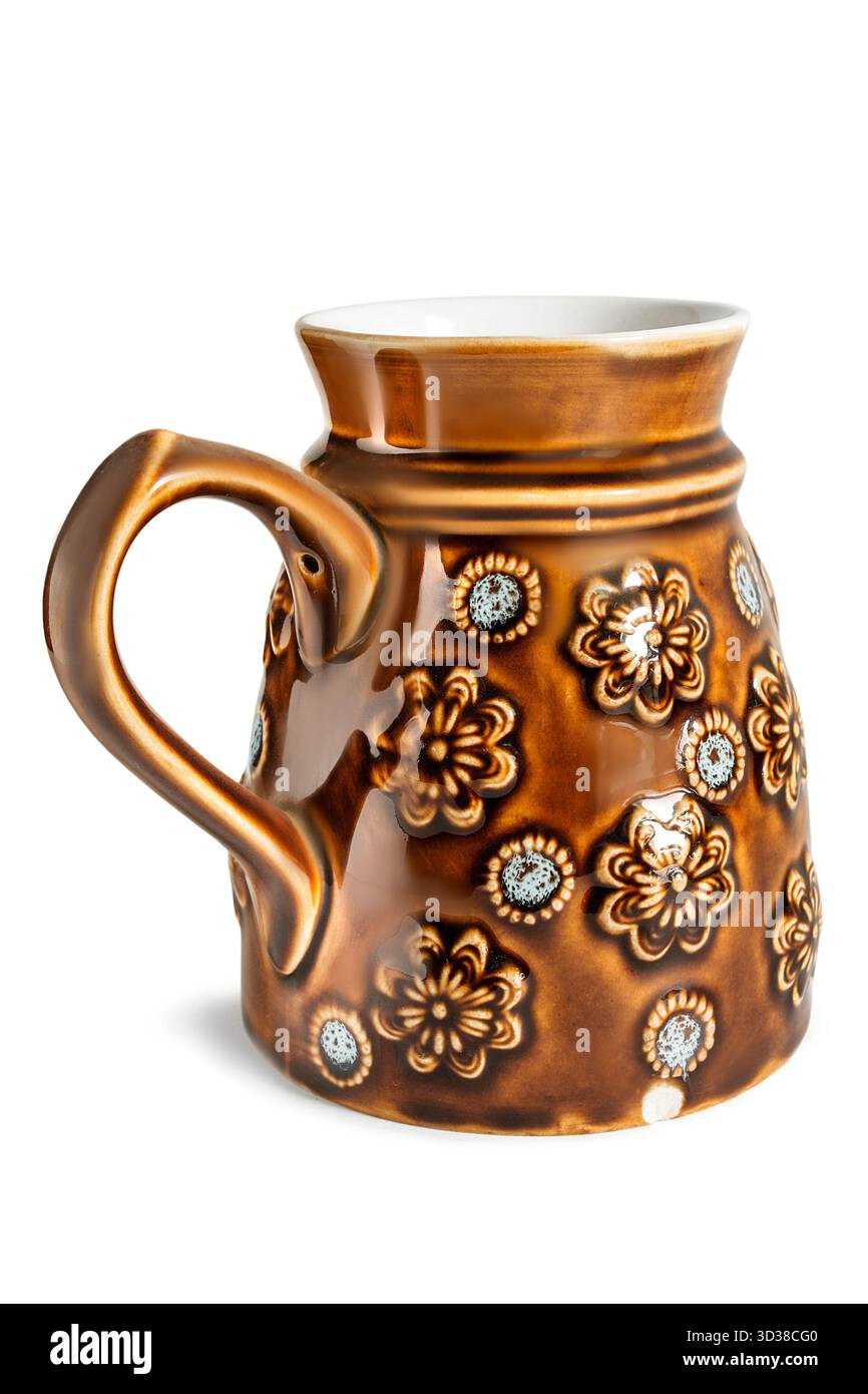Caraffa in ceramica smaltata marrone vintage isolata su sfondo bianco Foto Stock