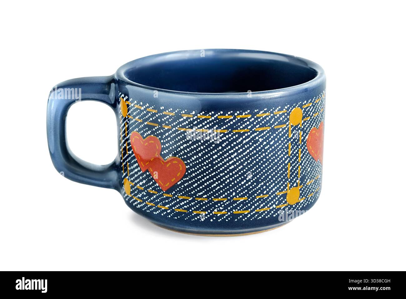 Tazza da caffè vuota in ceramica blu scuro dipinta isolata su sfondo bianco Foto Stock