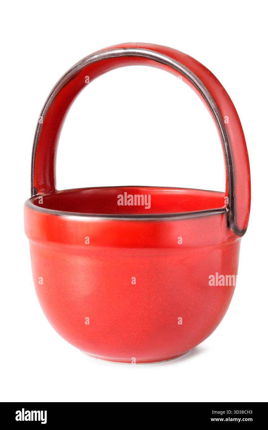 Svuotare il vaso in ceramica rossa a forma di cestello isolato su bianco Foto Stock