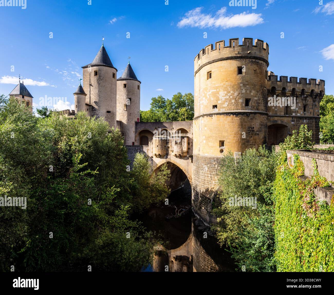 La porta dei tedeschi è un ponte medievale, un castello e una porta della città di Metz, in Francia, con due torri rotonde e due bastioni di cannoni, reliquia delle fortificazioni. Foto Stock