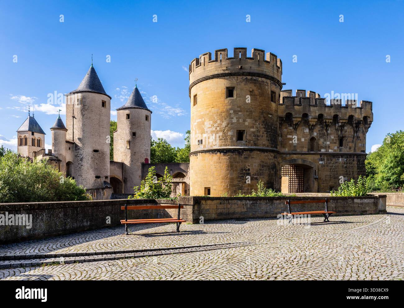 La porta dei tedeschi è un ponte medievale, un castello e una porta della città di Metz, in Francia, con due torri rotonde e due bastioni di cannoni, reliquia delle fortificazioni. Foto Stock