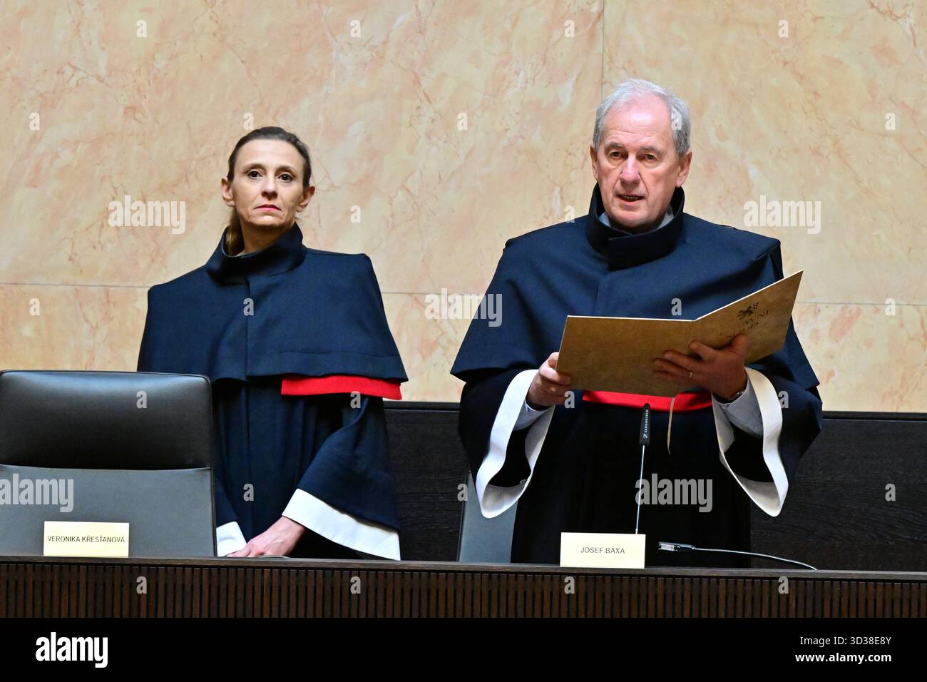 Brno, Repubblica Ceca. 5 novembre 2025. La Corte costituzionale ha annunciato la sua decisione sulla mozione di annullamento del decreto governativo che ha istituito la Soutok Protected Landscape area, Brno, 5 novembre 2025. Le foreste ripariali alla confluenza dei fiumi Morava/Thaya rimangono aree paesaggistiche protette in quanto la Corte costituzionale ha respinto la proposta di abrogarla. Nella foto da sinistra sono il giudice Veronika Krestanova e il presidente della Corte costituzionale Josef Baxa. Crediti: Vaclav Salek/CTK Photo/Alamy Live News Foto Stock