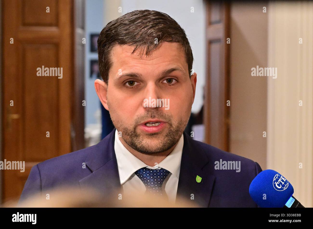 Brno, Repubblica Ceca. 5 novembre 2025. Il ministro dell'ambiente Petr Hladik (KDU-CSL) parla ai media dopo che la Corte costituzionale ha annunciato la sua decisione sulla mozione di annullamento del decreto governativo che ha istituito l'area protetta del paesaggio di Soutok, Brno, 5 novembre 2025. Le foreste ripariali alla confluenza dei fiumi Morava/Thaya rimangono aree paesaggistiche protette in quanto la Corte costituzionale ha respinto la proposta di abrogarla. Crediti: Vaclav Salek/CTK Photo/Alamy Live News Foto Stock