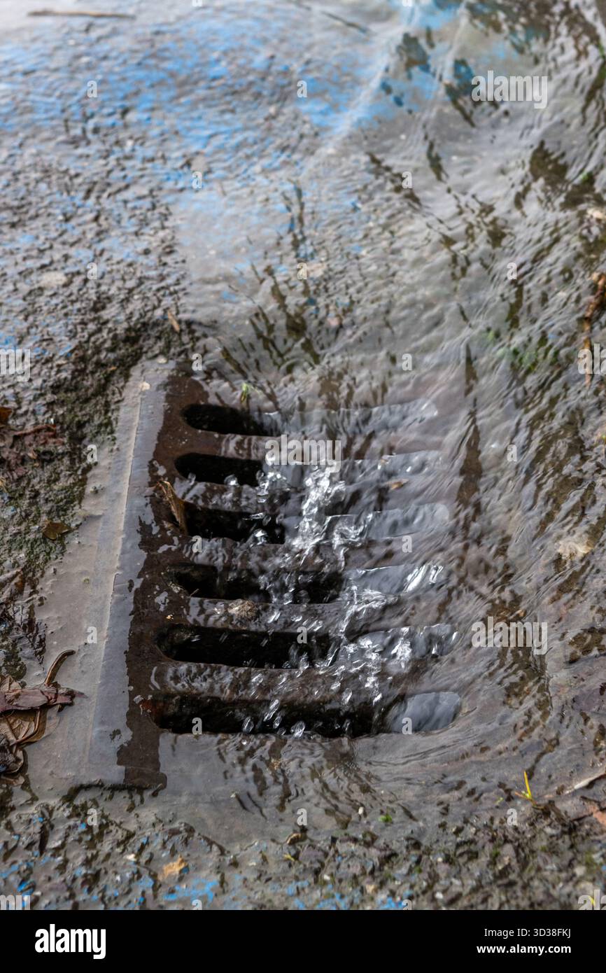 Bantry, West Cork, Irlanda. 4 novembre 2025. Dopo che Bantry si è allagata stamattina presto, la città era in piena allerta con l'alta marea questa sera. Anche se la città non si è inondata male, c'era ancora un'inondazione con i dipendenti del consiglio che dispiegavano pompe per disperdere l'acqua. L'acqua di inondazione si disperde in uno scarico. Credito: AG News/Alamy Live News Foto Stock