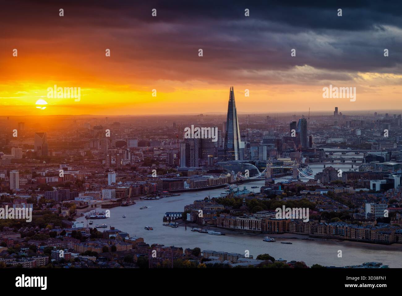 Moody autunnale tramonto vista dello skyline di Londra, Inghilterra, durante una giornata tempestosa con il fiume Tamigi e i moderni grattacieli della città Foto Stock