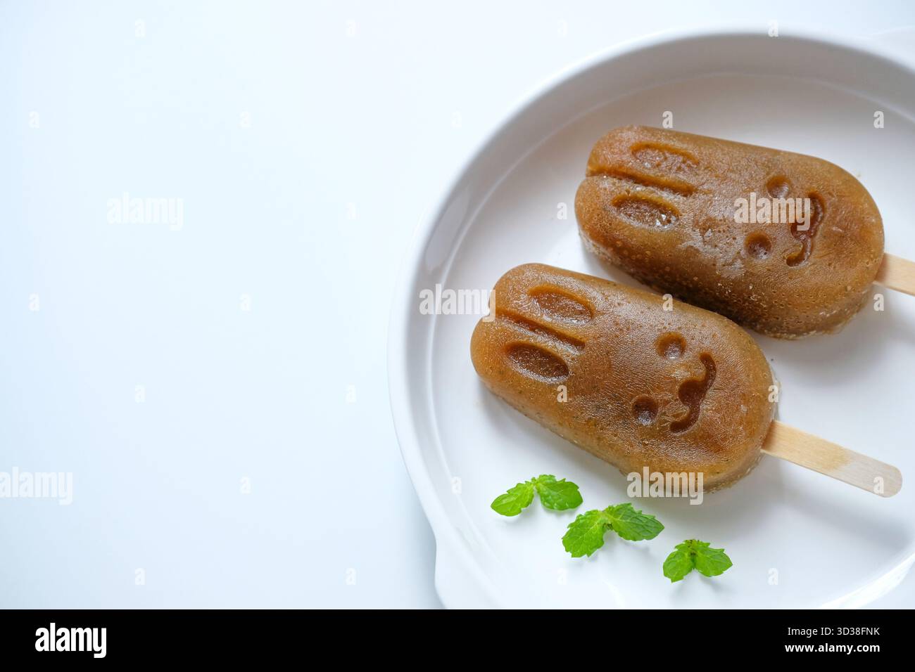 Papaveri fatti in casa alla menta al limone isolati su un piatto bianco Foto Stock