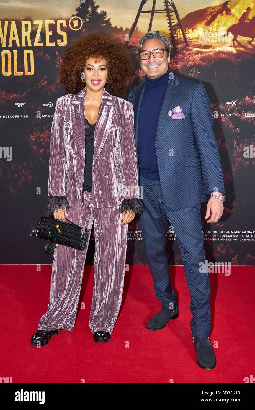 Khadra Sufi und Mousse T. bei der Premiere der ARD-Miniserie Schwarzes Gold im Kuppelsaal. Hannover, 04.11.2025 *** Khadra Sufi e Mousse T alla prima della miniserie ARD Schwarzes Gold nel Kuppelsaal Hannover, 04 11 2025 foto:Xu.xStammx/xFuturexImagex Gold_5162 Foto Stock