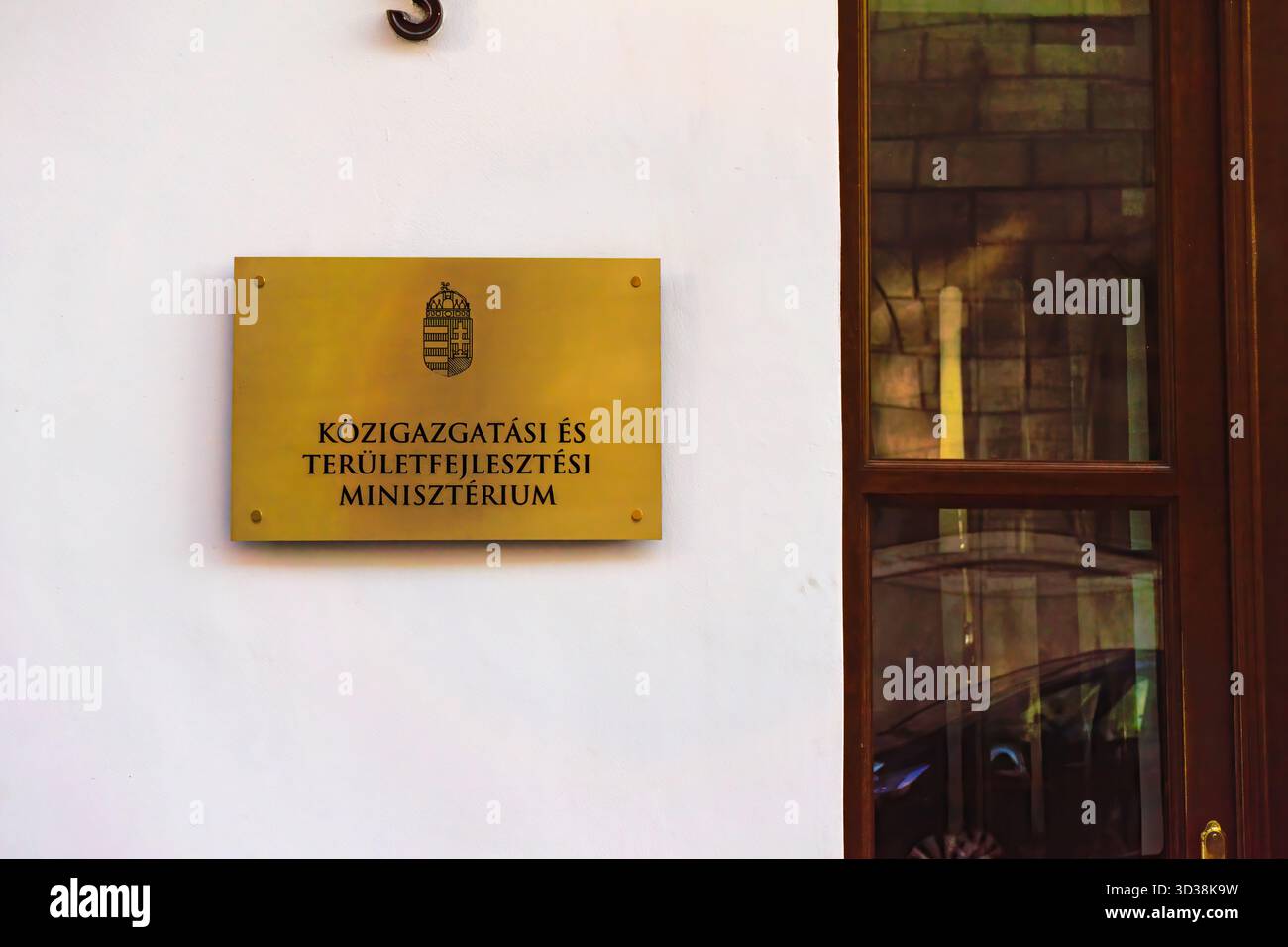 Firma del Ministero della pubblica Amministrazione e dello sviluppo regionale in Ungheria, responsabile della governance, della pianificazione territoriale e dei poli regionali Foto Stock