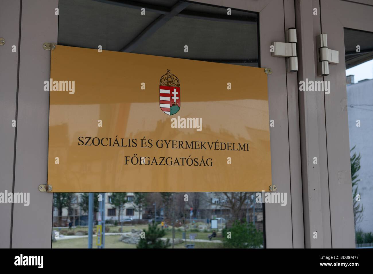 Firma della direzione generale per la protezione sociale e dell'infanzia a Budapest, Ungheria, che sovrintende ai servizi sociali e di assistenza all'infanzia. Foto Stock