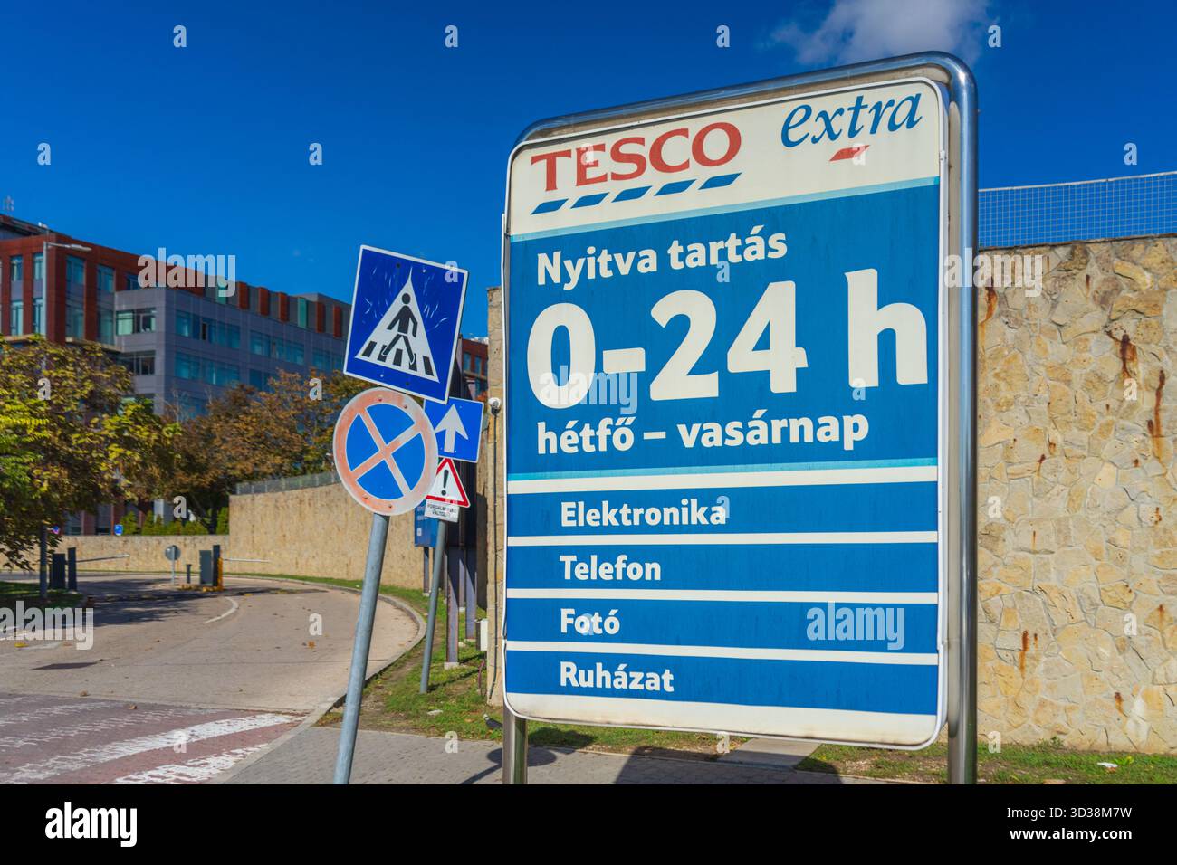 Insegna del negozio Tesco Extra a Budapest, Ungheria, che mostra gli orari di apertura 24 ore su 24. Foto Stock