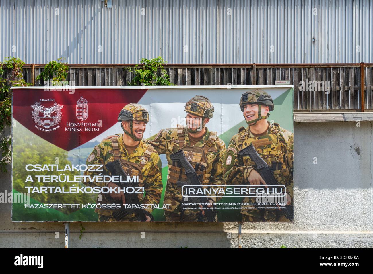 Cartellone di reclutamento delle forze di difesa ungheresi a Budapest per promuovere il programma della riserva territoriale e il servizio nazionale. Foto Stock
