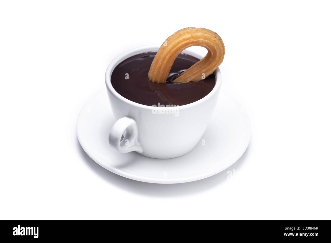Churros spagnoli con cioccolata calda spessa in una tazza bianca isolata su sfondo bianco Foto Stock