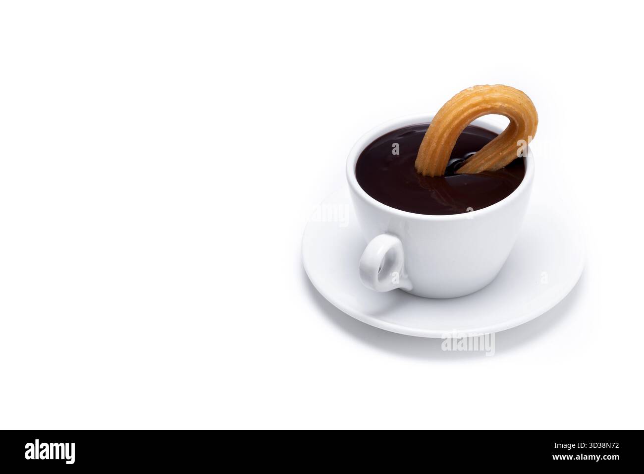 Churros spagnoli con cioccolata calda spessa in una tazza bianca isolata su sfondo bianco Foto Stock