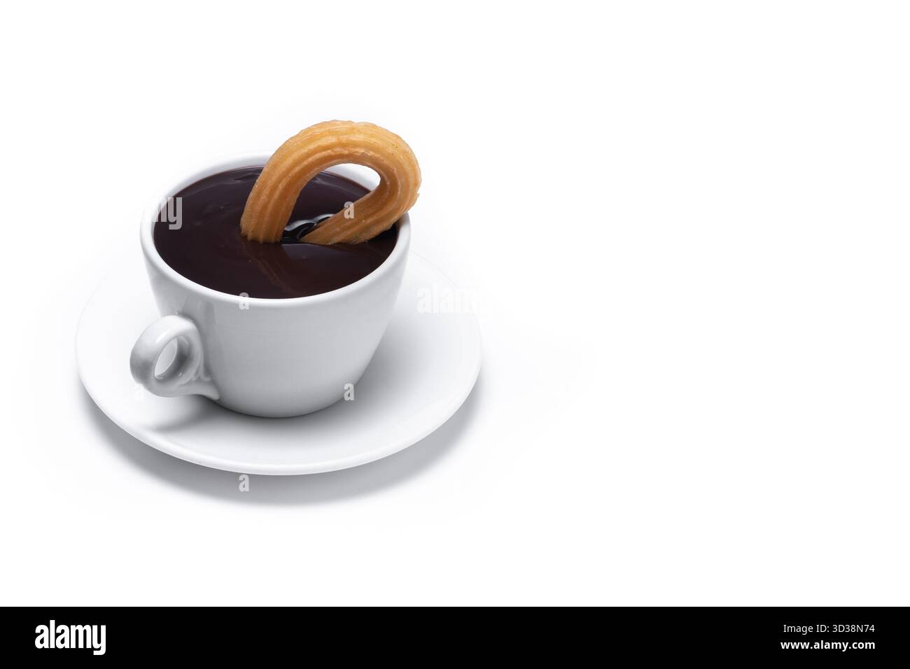 Churros spagnoli con cioccolata calda spessa in una tazza bianca isolata su sfondo bianco Foto Stock