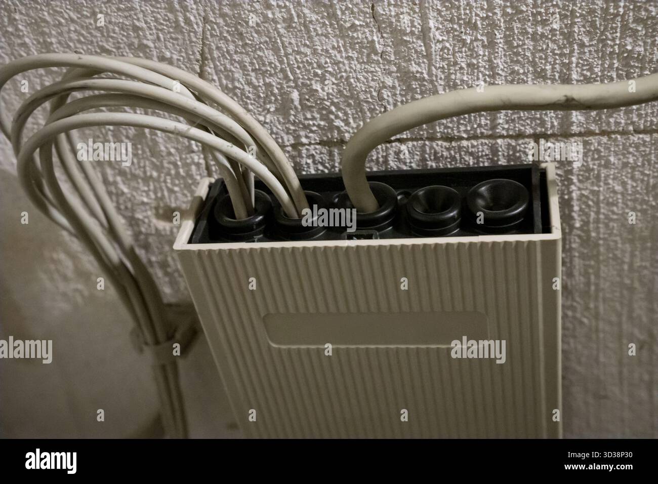 Hub di comunicazione con rete collegata e cavi elettrici per la distribuzione del segnale. Foto Stock