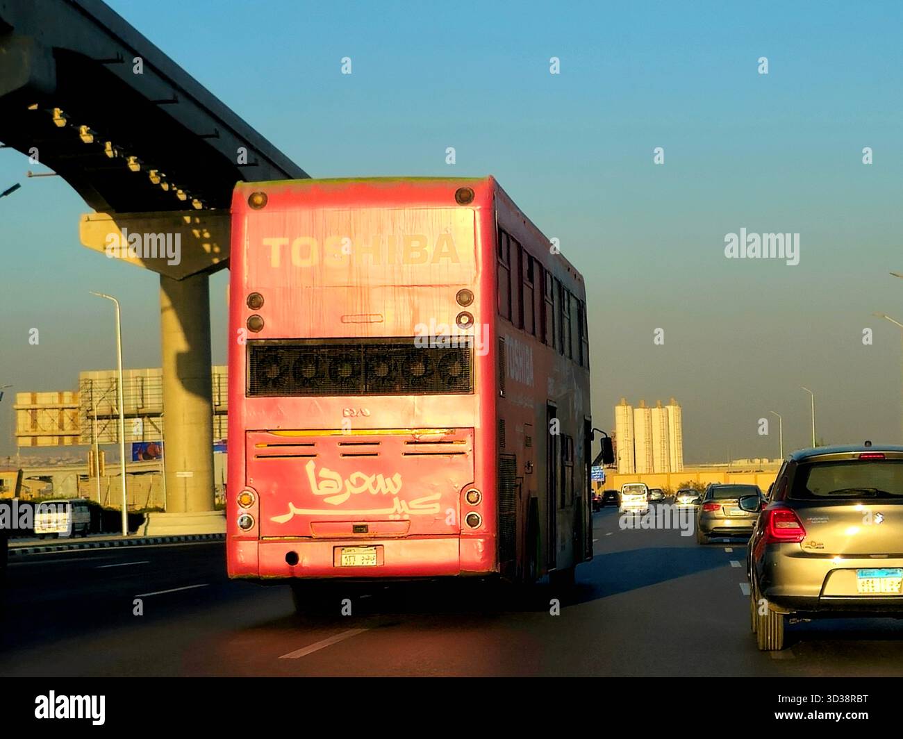 Cairo, Egitto, ottobre 28 2025: Un autobus egiziano a due piani per il trasporto pubblico su un'autostrada, un trasporto pubblico a due livelli per il trasporto dei passeggeri Foto Stock