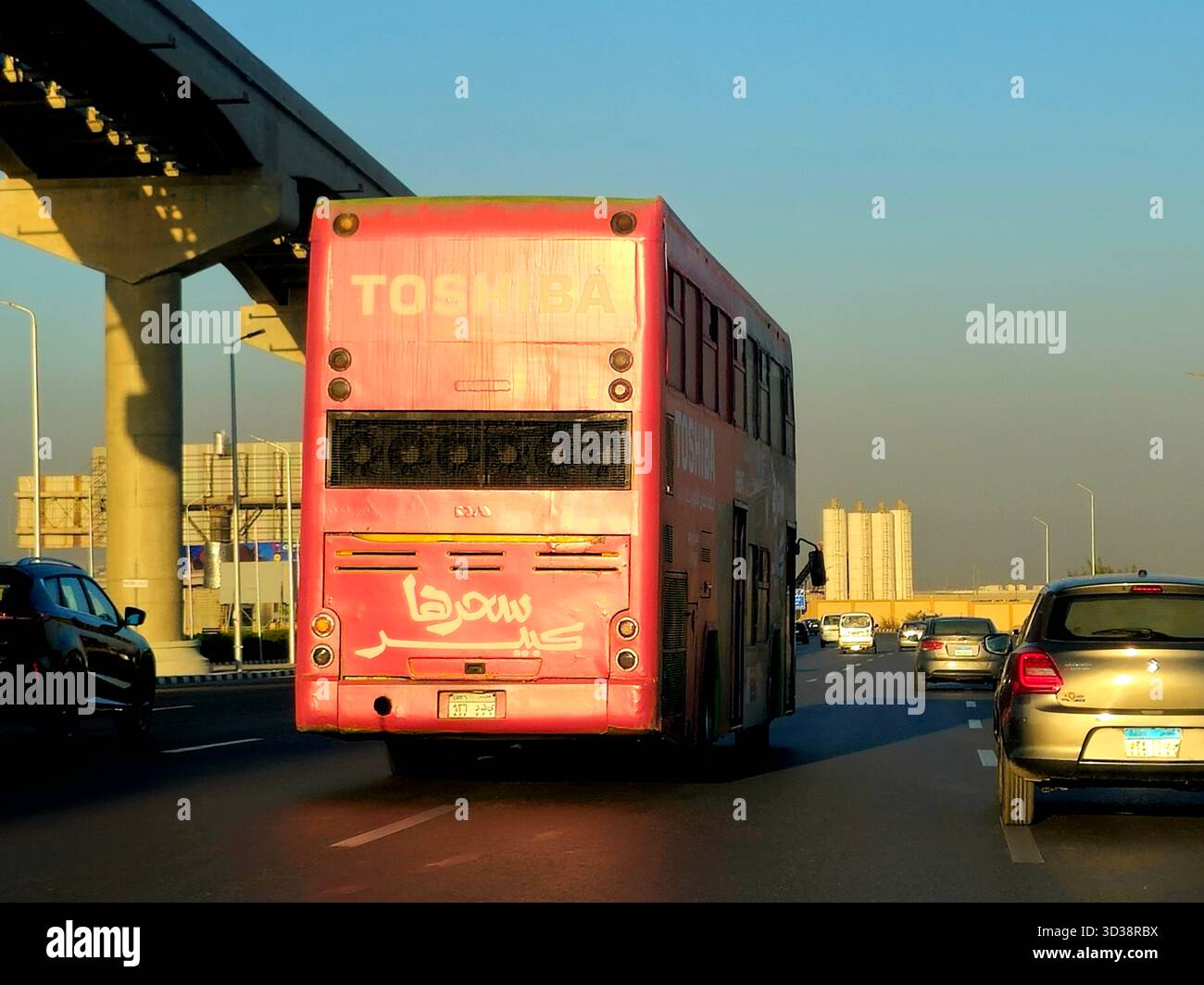Cairo, Egitto, ottobre 28 2025: Un autobus egiziano a due piani per il trasporto pubblico su un'autostrada, un trasporto pubblico a due livelli per il trasporto dei passeggeri Foto Stock