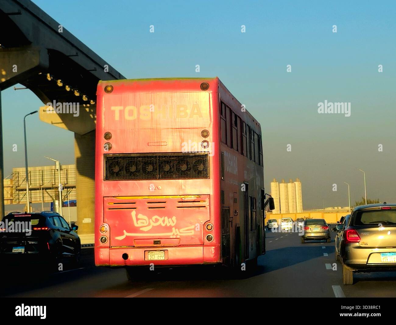 Cairo, Egitto, ottobre 28 2025: Un autobus egiziano a due piani per il trasporto pubblico su un'autostrada, un trasporto pubblico a due livelli per il trasporto dei passeggeri Foto Stock