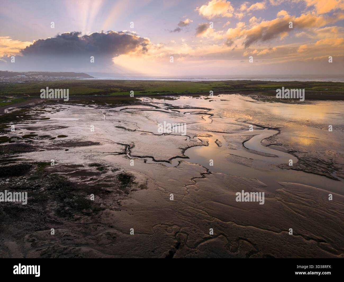 Northam Burrows vicino a Appledore nel North Devon - bassa marea su Grey Sands guardando verso Westward ho! Mostrando le piane fangose sul lato sud del mese Foto Stock