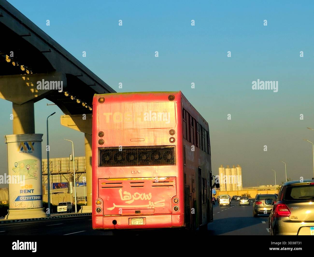 Cairo, Egitto, ottobre 28 2025: Un autobus egiziano a due piani per il trasporto pubblico su un'autostrada, un trasporto pubblico a due livelli per il trasporto dei passeggeri Foto Stock