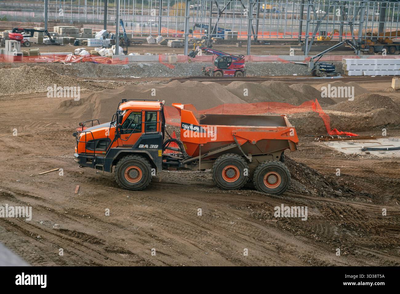Dumper articolati Develon in azione in cantiere, attrezzature pesanti di movimento terra durante lavori di costruzione e scavo, Torino, Italia, N Foto Stock