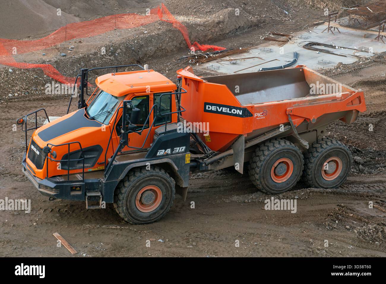 Dumper articolati Develon in azione in cantiere, attrezzature pesanti di movimento terra durante lavori di costruzione e scavo, Torino, Italia, N Foto Stock