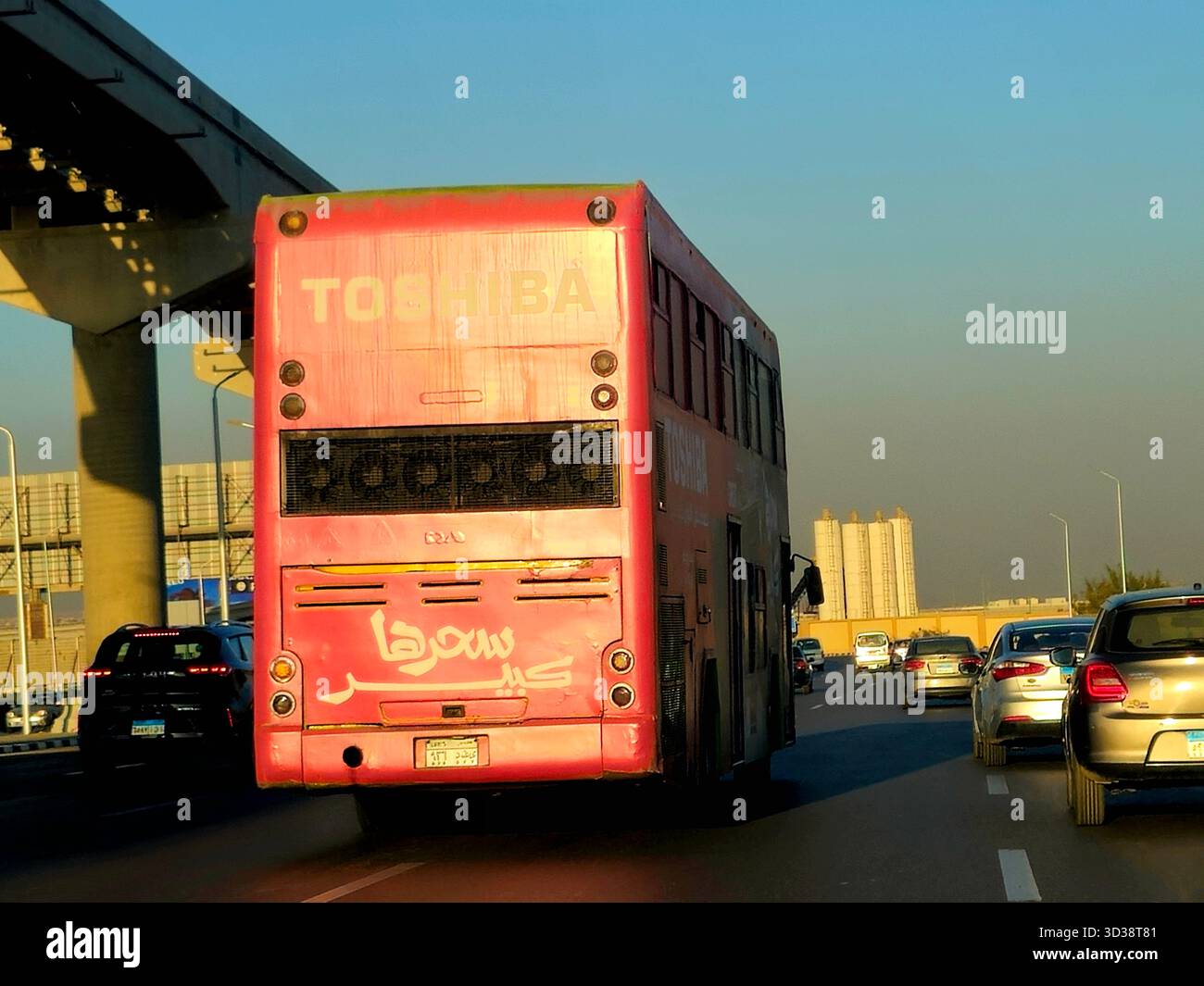 Cairo, Egitto, ottobre 28 2025: Un autobus egiziano a due piani per il trasporto pubblico su un'autostrada, un trasporto pubblico a due livelli per il trasporto dei passeggeri Foto Stock