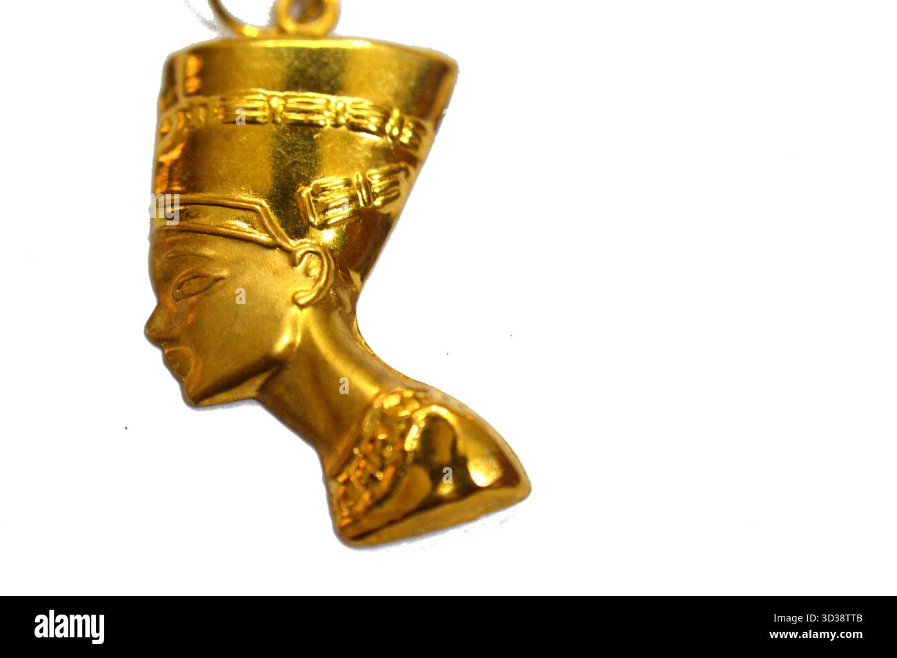 Un ciondolo d'oro con un busto della regina Nefertiti, moglie del faraone Akhenaton, durante la XVIII dinastia, il suo nome significa (il bellissimo ha Foto Stock