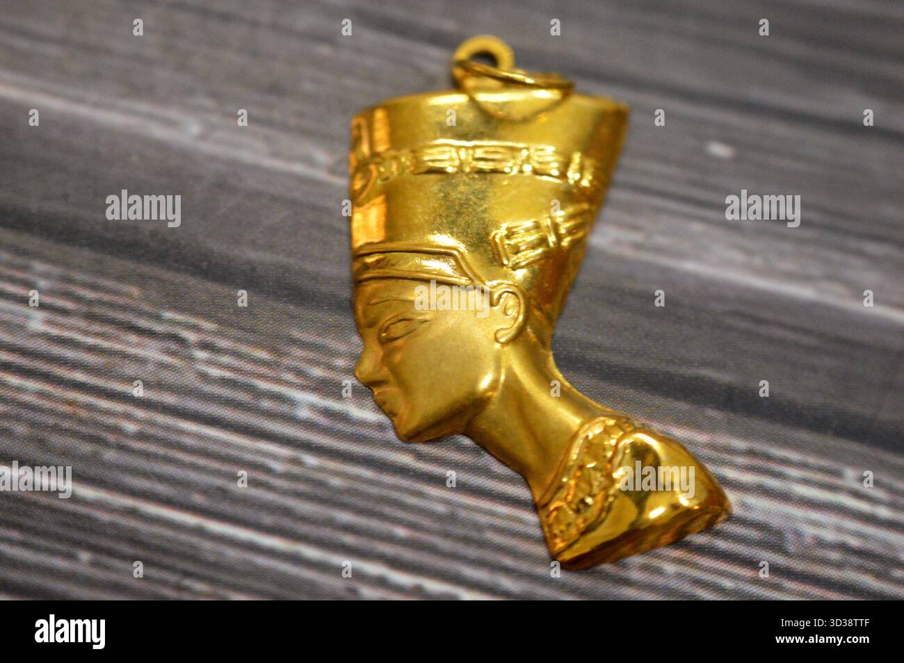 Un ciondolo d'oro con un busto della regina Nefertiti, moglie del faraone Akhenaton, durante la XVIII dinastia, il suo nome significa (il bellissimo ha Foto Stock