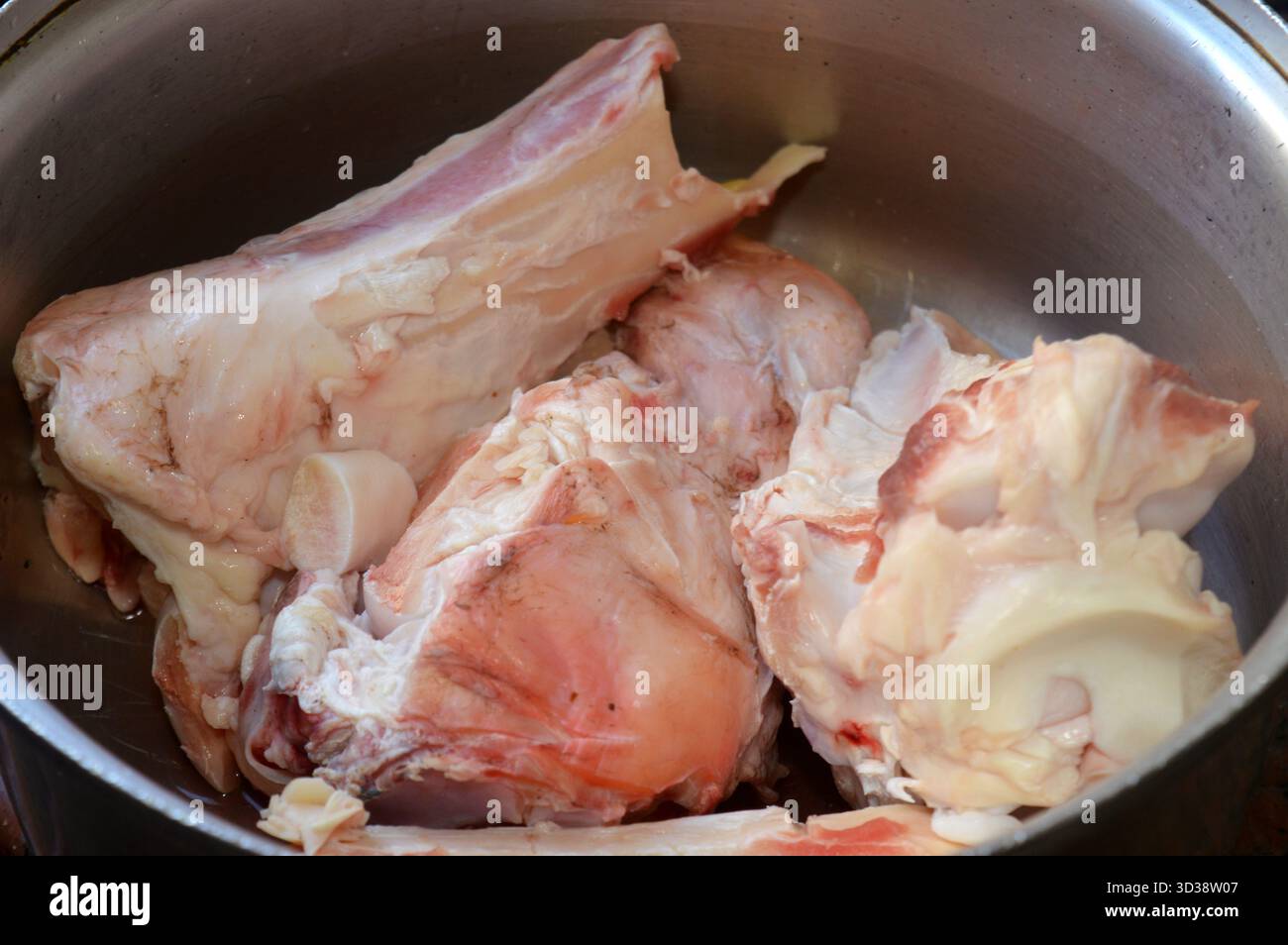 Diversi pezzi di ossa di manzo crude in una pentola, preparati per la preparazione di brodo osseo, zuppa di midollo osseo o brodo, il brodo osseo è un liquido denso di nutrienti prodotto Foto Stock