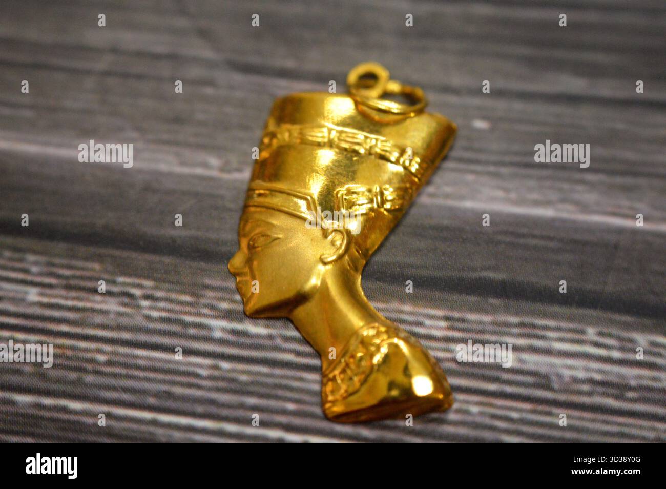 Un ciondolo d'oro con un busto della regina Nefertiti, moglie del faraone Akhenaton, durante la XVIII dinastia, il suo nome significa (il bellissimo ha Foto Stock