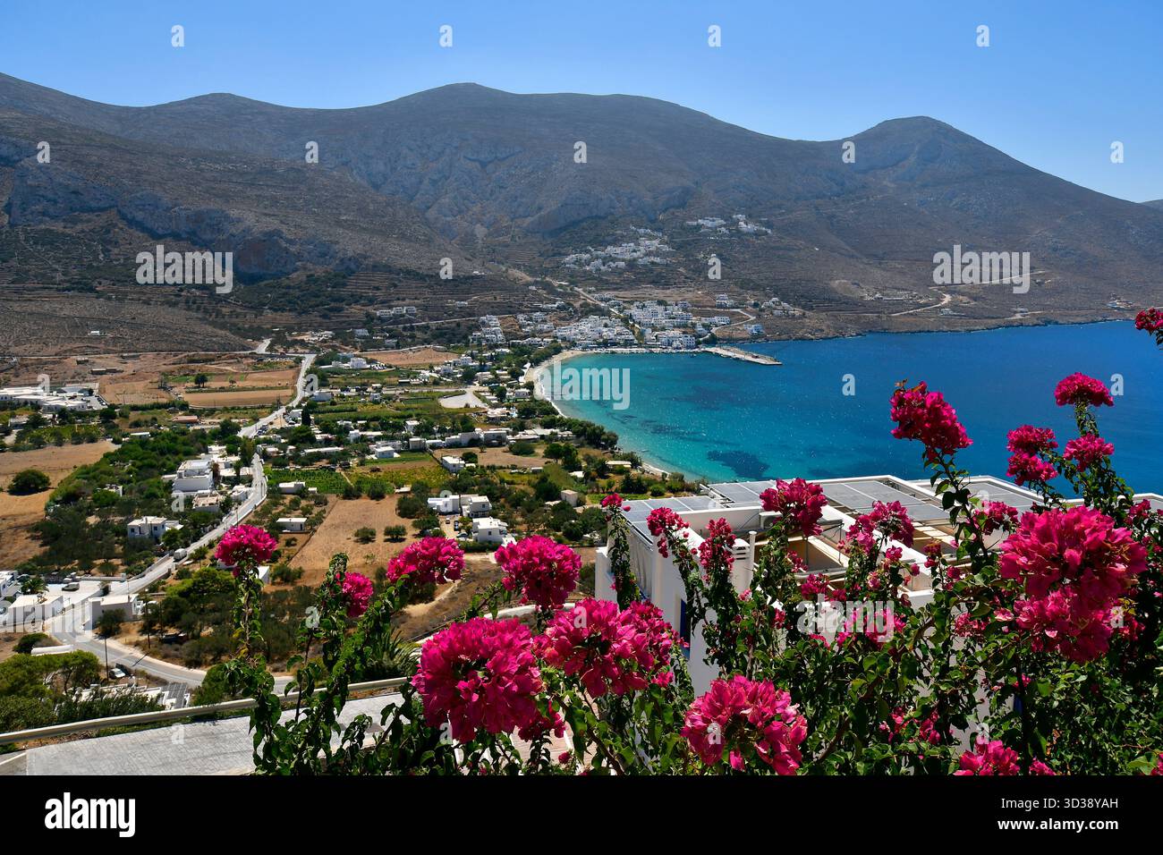 Amorgos, Grecia - vista della città di Aigialis con le sue spiagge, il porto e il molo, sulla collina il villaggio di Potamos, un'isola delle Cicladi sul Mar Egeo Foto Stock